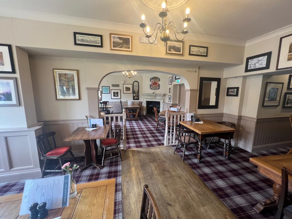 Lot: 119 - PUBLIC HOUSE ON SUBSTANTIAL PLOT - Restaurant seating area